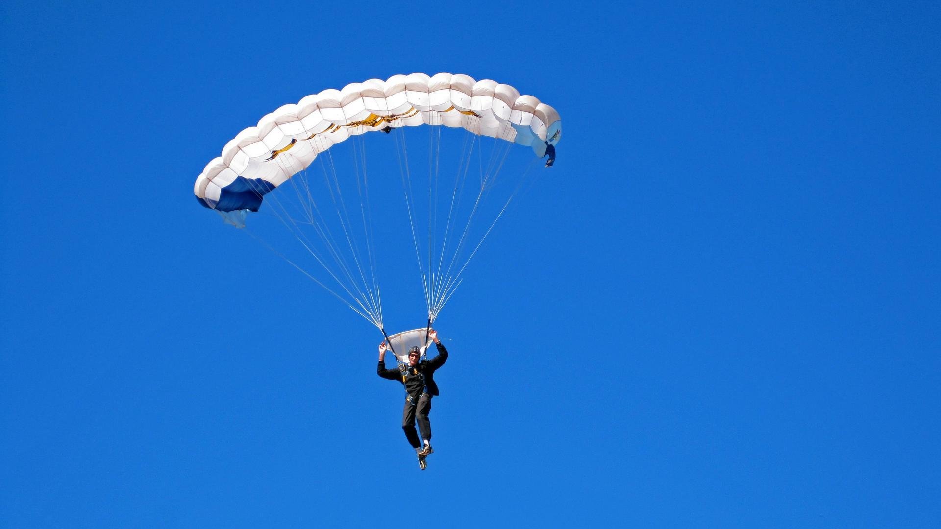裁判追不上塞内加尔边锋:太快,踩雪都飞起来了,塞内加尔中场